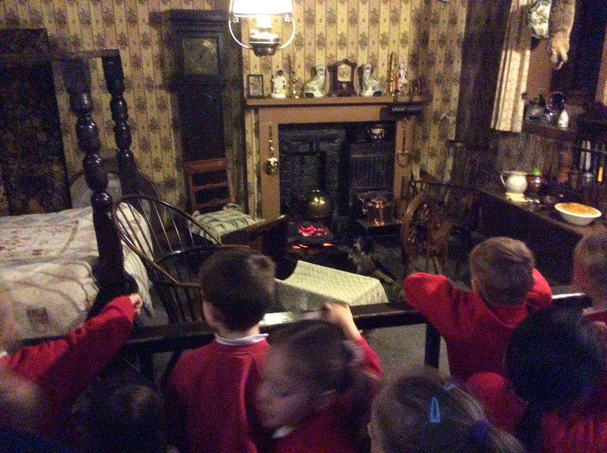 msboyes11's tweet photo. Great fun dressing up and finding out how different life was in the past @BoothferryPS https://t.co/3wNk4mTn1e