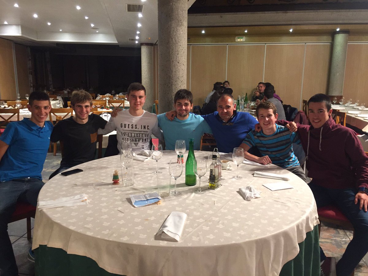 Buruntzazpi_T's tweet photo. Cena de despedida de nuestro ekipo junior 2016.Grandes deportistas y mejores amigos.Mucha suerte a todos https://t.co/5keBrKgIAd