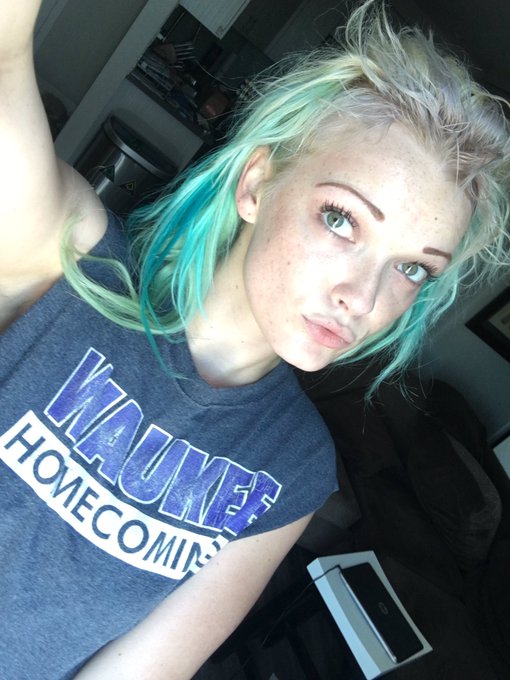 My hair do after a work out. #swag #nofilter #GreenEyes https://t.co/8FQ0vqhrxz<a href="/tag/swag"class="tags">#swag</a><a href="/tag/nofilter"class="tags">#nofilter</a><a href="/tag/greeneyes"class="tags">#GreenEyes</a>