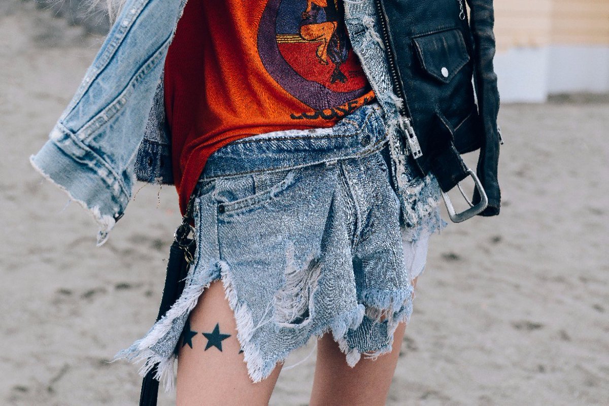 Levis_AR's tweet photo. De camino a casa y no sabes qué escuchar? Hicimos una playlist súper rockera para vos. > https://t.co/3SyVnvpiEP #LiveInLevis #RockInLevis https://t.co/cctjoYz2xT