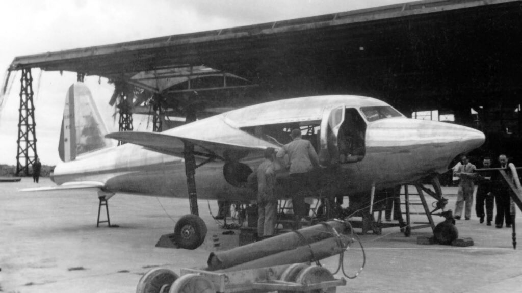 VivementLundi's tweet photo. QUAND LA FRANCE RÊVAIT DU CIEL, les 7 et 10 janvier @France3tv >> Extrait https://t.co/7Qw6LufAjz #Triton #SNCASO #LucienServanty #avgeek https://t.co/v6bB5Jpxe0