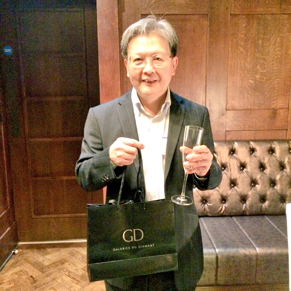 France_CVB's tweet photo. The lucky winner of our diamond tonight! #SparklingNetworkingEvent #ChampagneEvent #eventprofs https://t.co/vLdbjCQ4k2