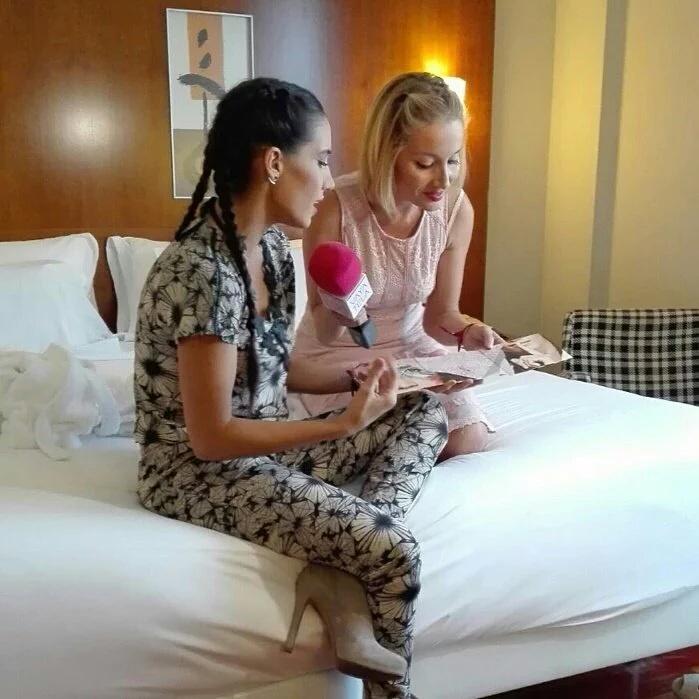 FANSDINDIAM's tweet photo. Hoy @IndiaMartinez estará en @VayatelaCSTV! @canalsur junto a @DebiSerendipity #TeCuentoUnSecreto #FiestaPijama https://t.co/UxRiTuKPWp