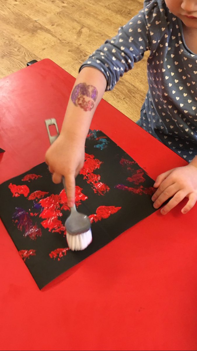 LambsNursery's tweet photo. Toilet brush painting!! #thinkoutsidethebox #alwaysbeingcreative #littlelambs #artistsinthemaking #spreadthehappiness https://t.co/YboCBWFZJd