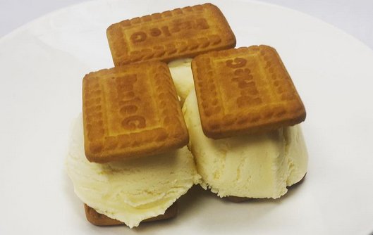 Enjoy something sweet! Parle-G Mini Sandwiches - Famous Indian cookies stuffed with rich creamy vanilla ice cream #NHVeats #houseofnaan #NHV