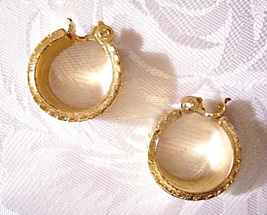 jewelrytreasure's tweet image. Monet Chain Link Hoops Clip On Earrings Gold or Silve… tuppu.net/1b8ecdc7 #PrettyVintiqueJewels #CurbLinkChains