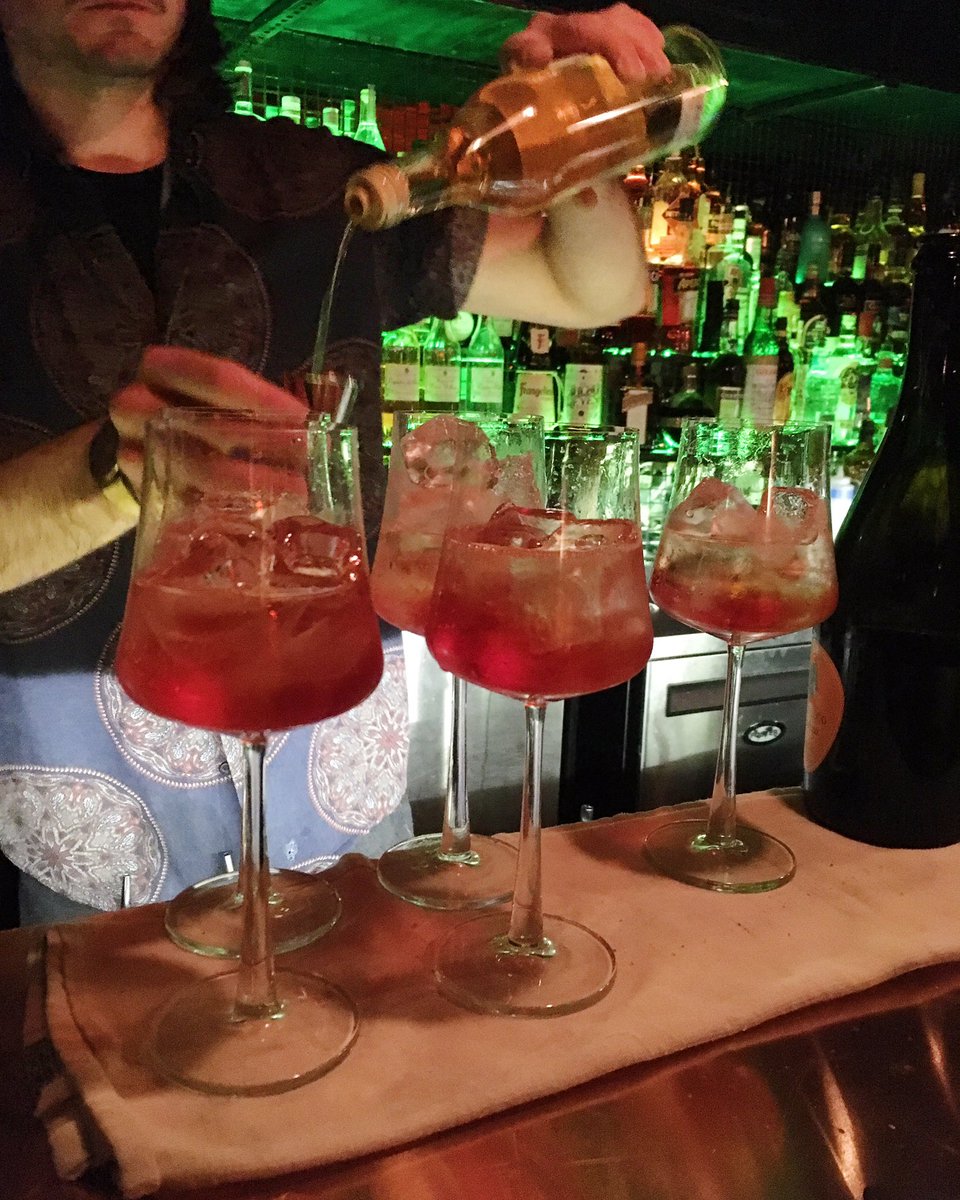 drinkhackney's tweet image. Well hello @Rays__Bar! 😁🍸🍕Very good to meet you! #newopening #dalston