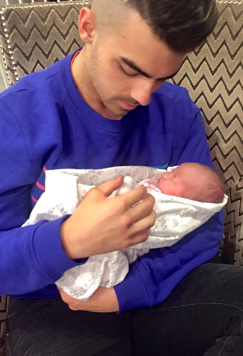 adovrelena's tweet photo. Ciao mondo ππ» #BabyJonas2 https://t.co/L50RFz98g6
