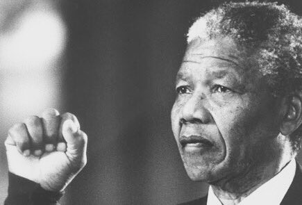 Quotest_'s tweet image. &quot; نحن نعيش في عالم غريب...
حيث يمشي الفقراء أميالاً ليحصلوا على الطعام.
ويمشي الأغنياء أميالاً ليهضموا الطعام .!
-
- نيلسون مانديلا