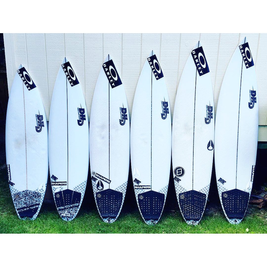 dhdsurf's tweet photo. Sheldon Simkus all set for Hawaii #quiver #MFDNA 5'10 #MFEB 5'9 #DUCKSNUTS 6'0, 6'2, 6'4, 6'8 with @FuturesFins https://t.co/KJodf0KzQo