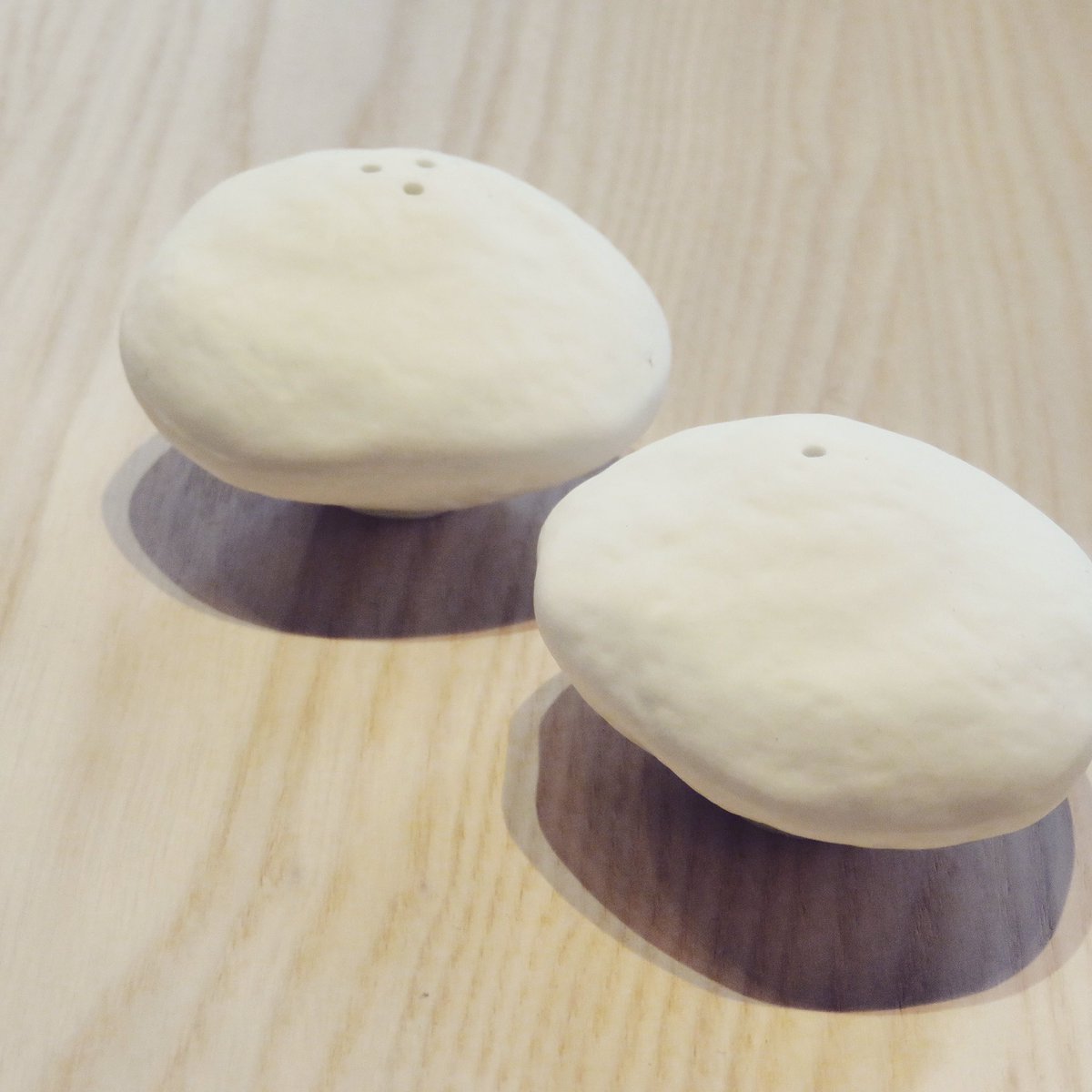 ewfmodernpdx's tweet photo. New little salt + pepper shakers! Love the organic texture + shape. #decor #saltandpeppershakers #moderntableware #organicmodern https://t.co/LPs2jJ1XVB