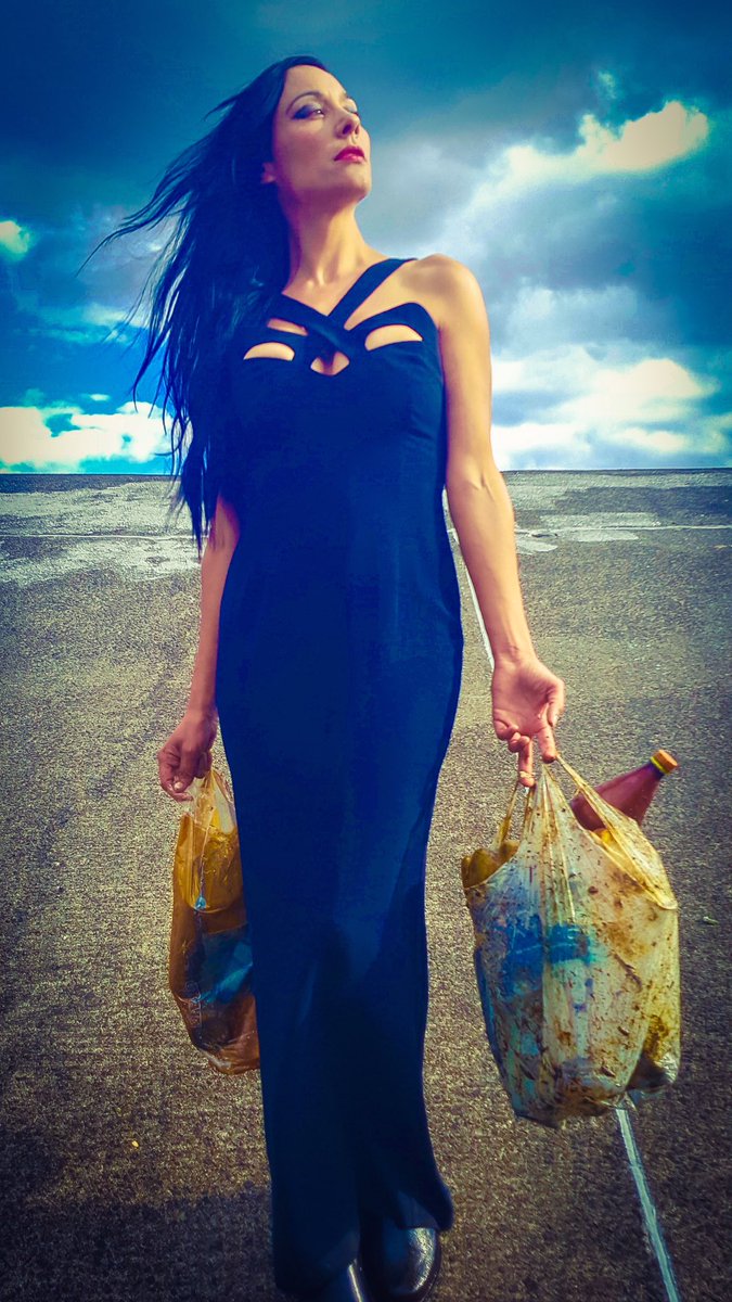 KiriDanielle's tweet photo. Keeping up with the #Kardashians while the world is slipping away... #EarthWarrior #againstthecurrent @Bioneerswomen @bioneers #hope #love https://t.co/fqAEY3vKqE