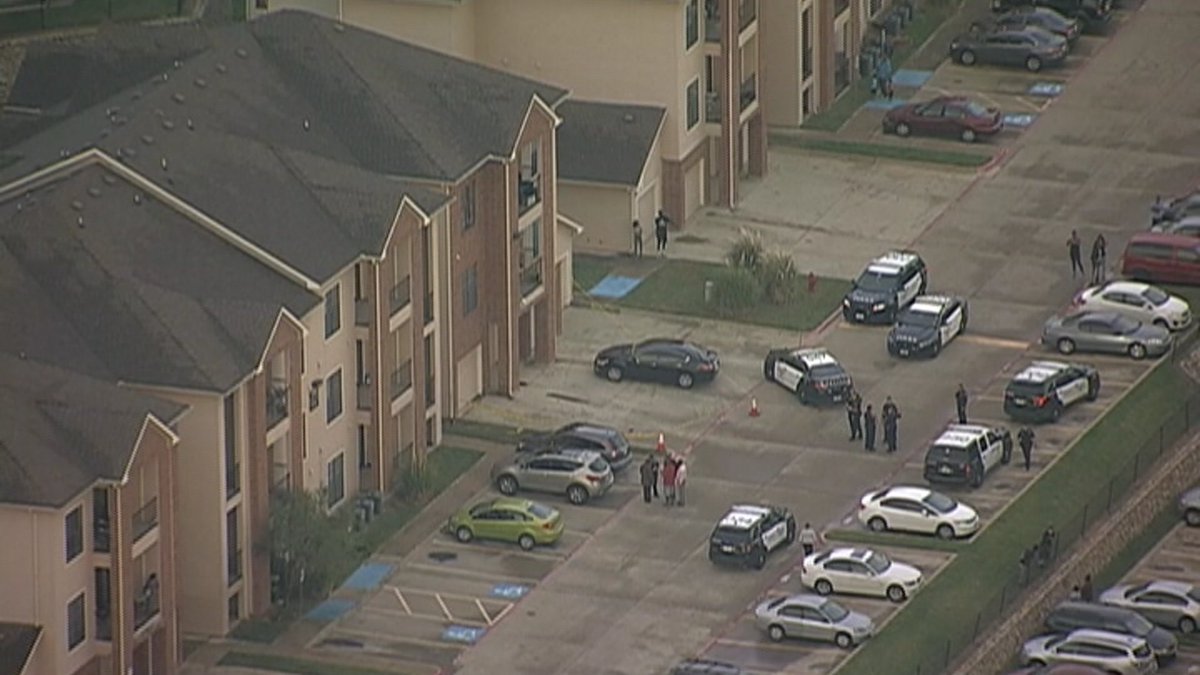 FOX4's tweet image. BREAKING: Euless toddler dies after falling out apartment window
bit.ly/2fjcO0z