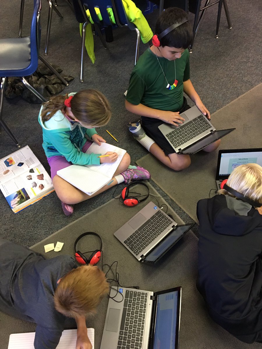 SarahEspin6's tweet image. Ss work to synthesize digital text w/ science book &amp;amp; collaborate to present via google slides #techasatool #integrate and #collaborate