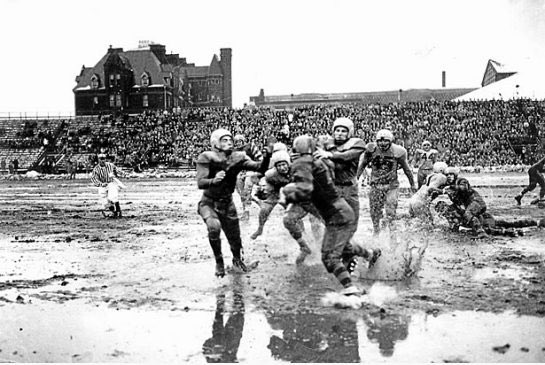 LBoogieOnSports's tweet photo. 😭 RT @raylewis: a little rain never hurt anybody #itsamansgame #mudSeries #worldseries play on!! https://t.co/mjGRmQeSkJ