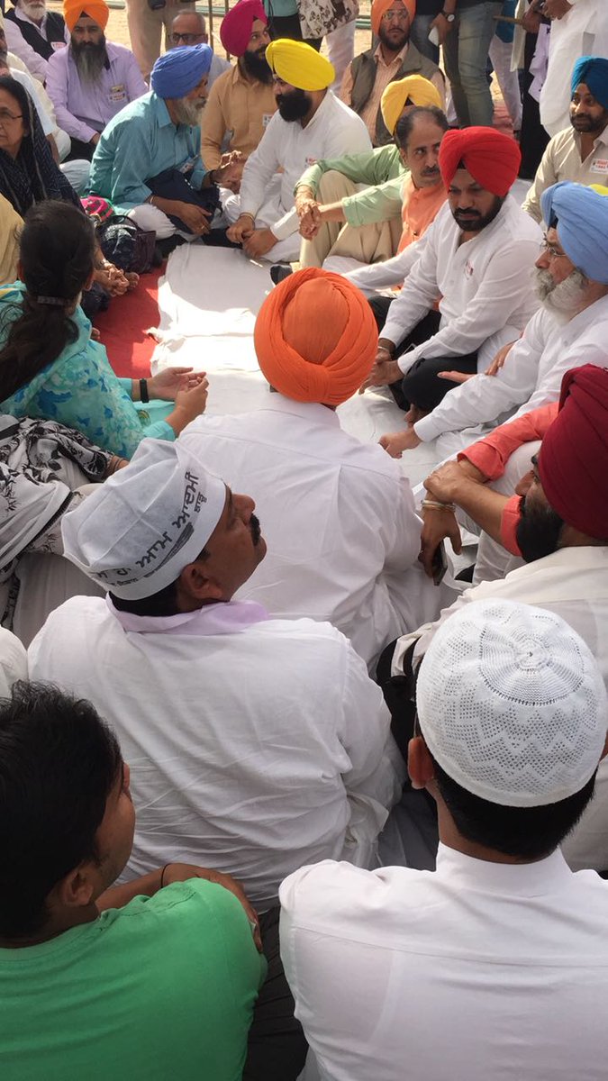manjinderdusanj's tweet photo. AAP Punjab leaders observing a day long hunger strike against the injustice.We want Insaaf-84 https://t.co/hjNr2HdfTx