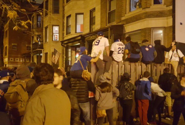 1TrueIvan's tweet photo. People in Chicago are climbing fences to watch TVs in peoples' houses because all the bars are full. #WorldSeries https://t.co/7qTsoW2Wcs