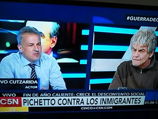 Elyobservaa16's tweet photo. #GuerradeGarrafas #Cutzarida ( CORTA LA BOCHA) SU DIÁLOGO EEEEEEEEEEE, BUE ESO ALGUNA VEZ SE POSTULÓ.......ARGENTINA PAÍS GENEROSO......... https://t.co/hcrE68oHeM