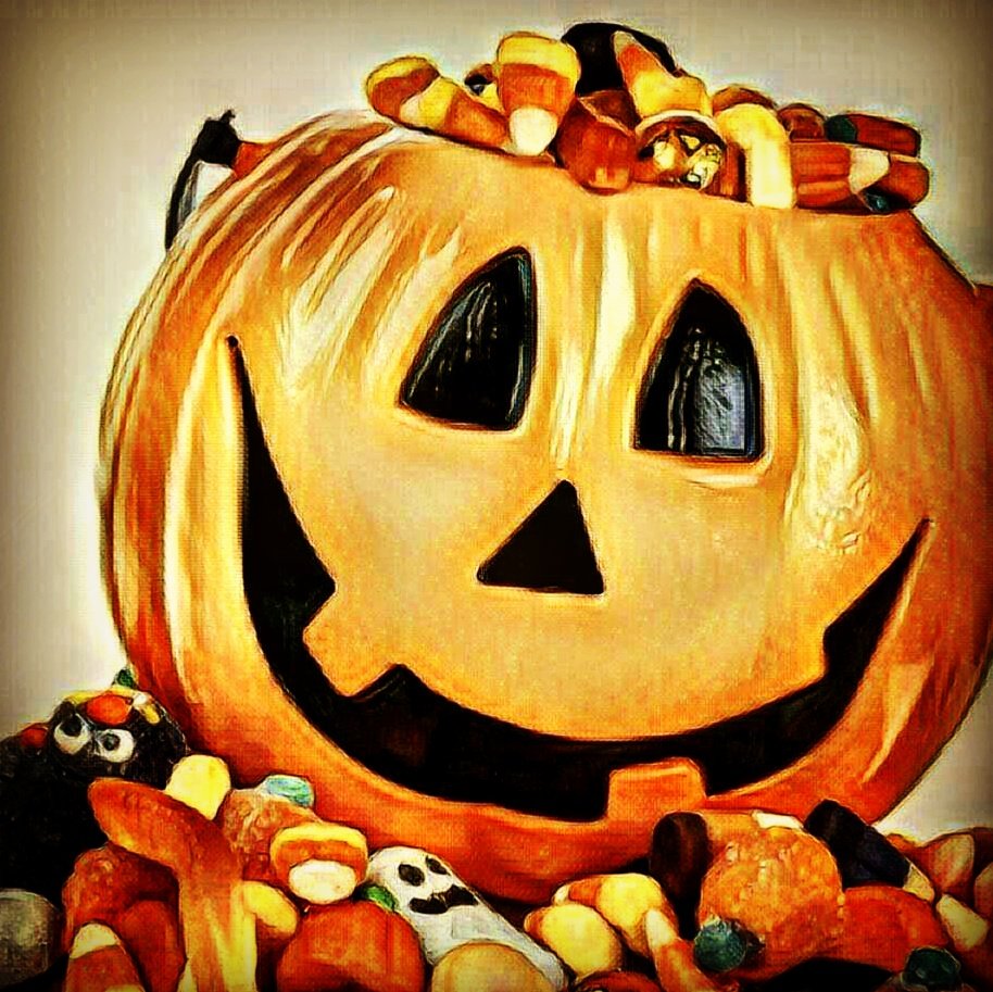 DarkHourHaunt's tweet photo. One final #WednesdayWisdom: Hit 50% off sales &amp; put candy in the freezer.Go trick or treating @ ur house til Xmas! 
#SimoneSez
#makeitlast https://t.co/1LVqqfYiPZ