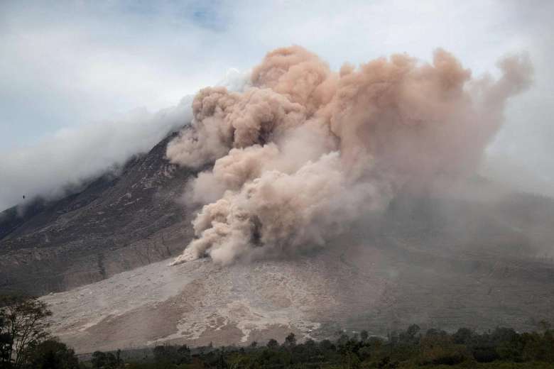 VolcanoJeannie's tweet photo. Sumatra #volcano rages on - @STcom #Sinabun(g) #Indonesia
https://t.co/HbR1dFQB52 https://t.co/u3D6do6THn