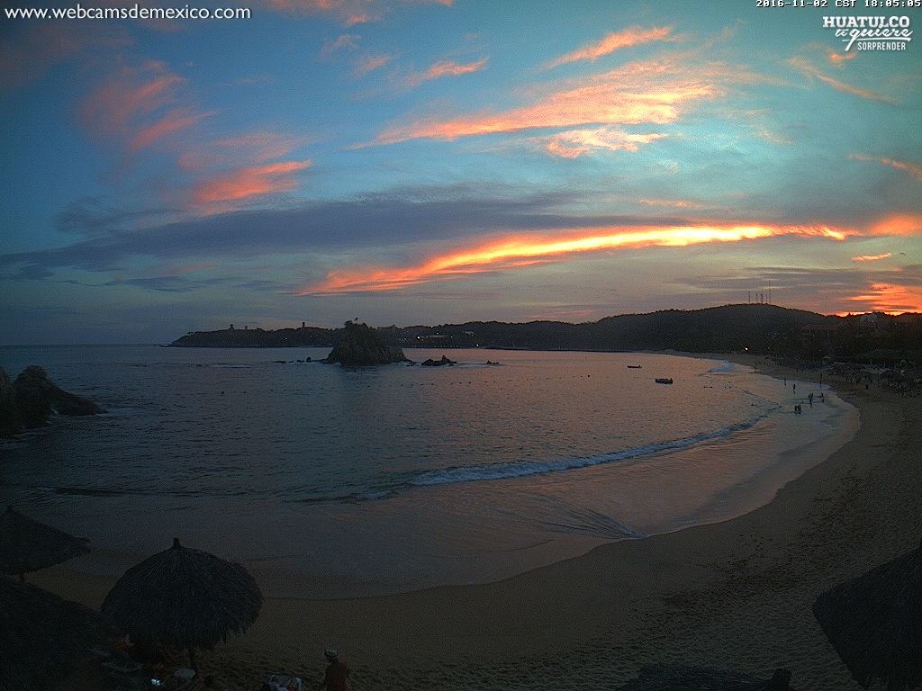 webcamsdemexico's tweet photo. El hemoso atardecer de este #DiaDeMuertos en #Huatulco #Oaxaca. Vistas Bahía de Santa Cruz y Bahía de Tangolunda: https://t.co/uHP1lG2Zon
