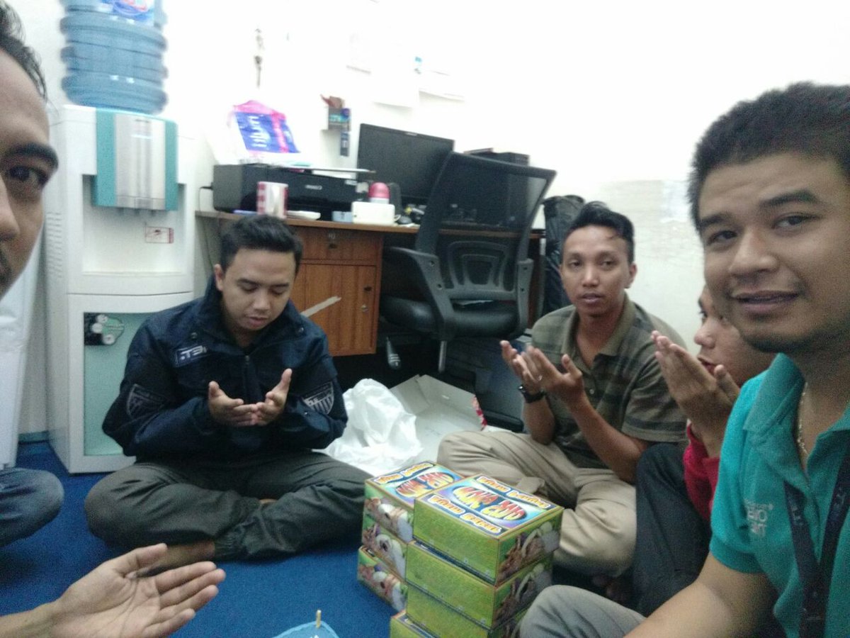 netbanjarmasin's tweet photo. Pembacaan do'a oleh seluruh karyawan NET. Banjarmasin sebagai bentuk rasa syukur. https://t.co/epTlwkZUud
