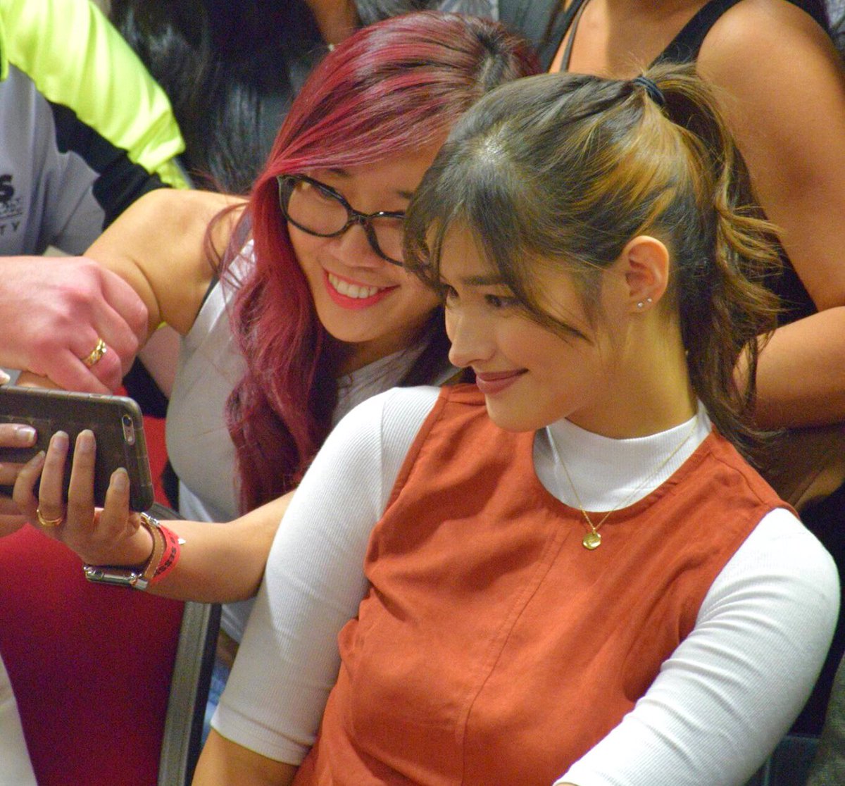 abbiefernando's tweet photo. Flew all d way from Melbourne. Guard pulling me away. I just want 1 shot 😞 Thankyou @lizasoberano! #LizQuen #LizQuenTatakStarMagicAustralia https://t.co/5gBHMQfVyN