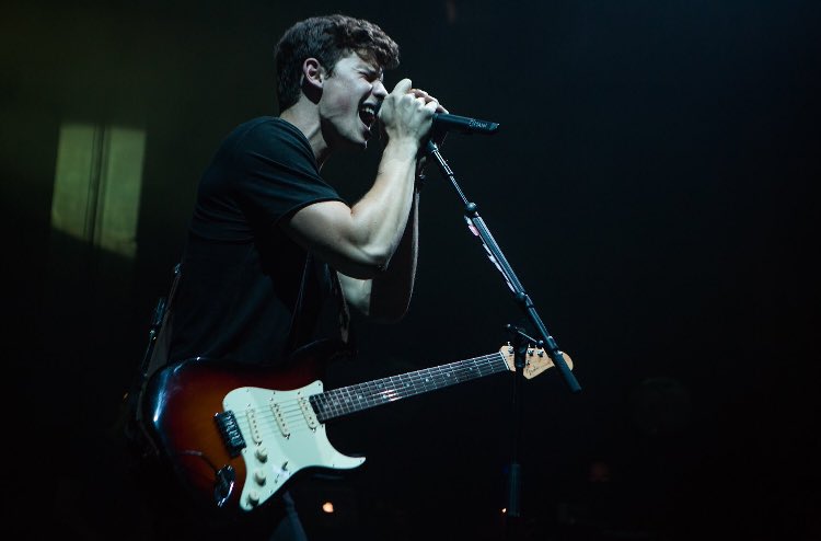 conexaopopsite's tweet photo. @ShawnMendes NEW ARTIST OF THE YEAR un-leashed by @TMobile #AMAs https://t.co/ILOXoLEhbl