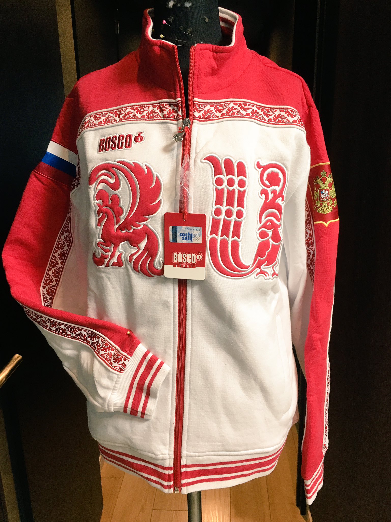 麗華 Reika ロシアの友達が代理で買って送ってくれました ユーリ On Iceでヴィクトルジャージの元ネタ ソチオリンピックのロシアジャージ T Co Fjcfu6khu9 Twitter