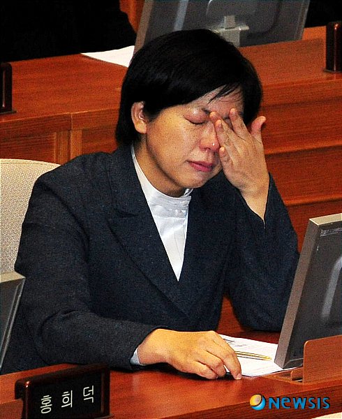 yongtrim904's tweet image. 야당당수중에 이정희만한 인물 없습니다. 사상최악의 부정선거가 분명한데도 입 쳐닫고 있는 여야 븅씐 정치꾼들에게 삼단 돌려차기로 아구창을 날려버린 아주 멋진 사람입니다. 야당당수라면 그쯤되야잖겠습니까?