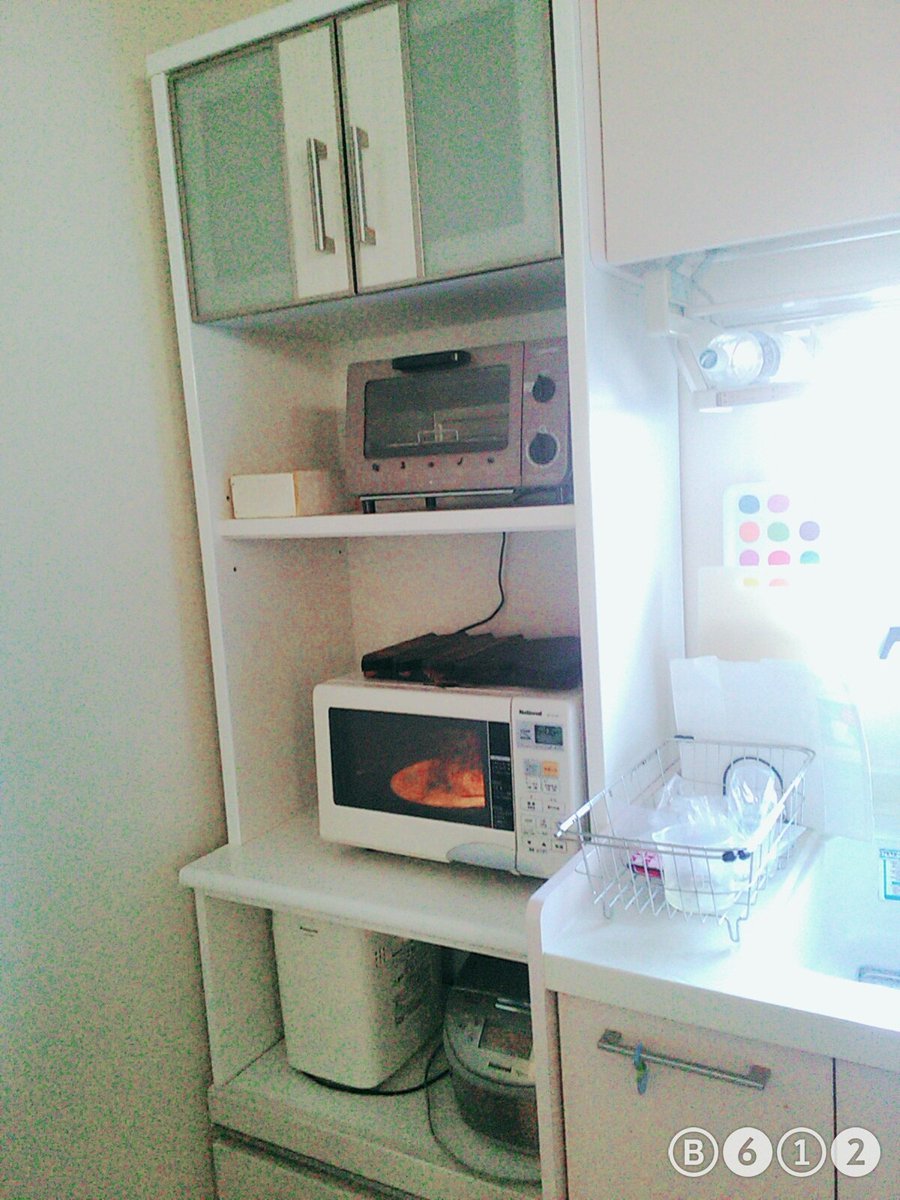 rokichilo1221's tweet photo. なんか1枚目変なの写ってるけど、
やっと棚が届いたよ笑
8月31日のあの事件から2ヶ月！
やっと大量の教科書たちと一緒に寝なくてすむわ😂😂 https://t.co/dCpMWJ8Yry