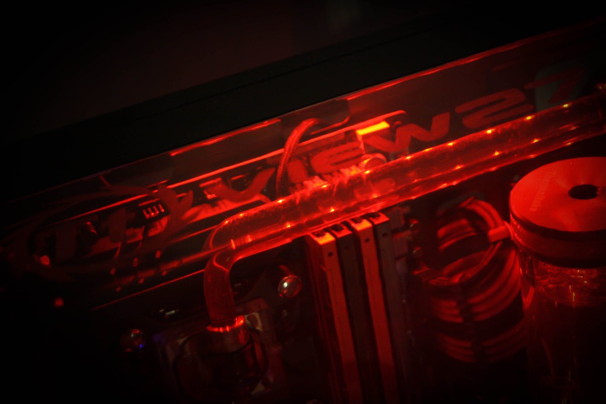 EZgunna82's tweet photo. Teaserrrrrr #thermaltake #thermaltakeview27 #view27 #pcmod #pcmasterrace https://t.co/Kyu7iaGUCH