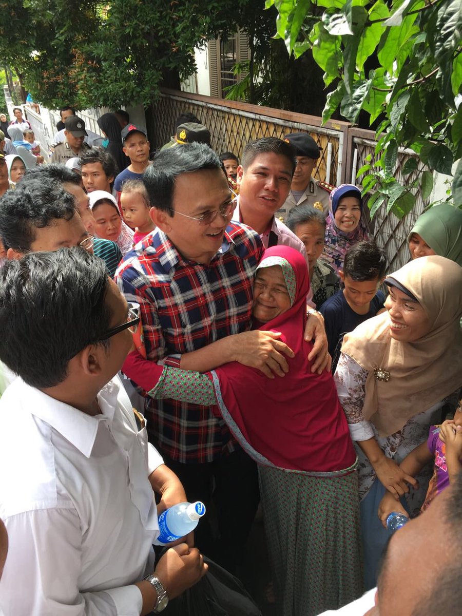 basuki_btp's tweet image. Menyapa warga pejaten timur sekalian mengecek dan mengevaluasi kinerja wilayah.
