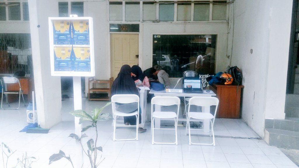 Pagi...hari ini lokasi penukaran invitation Unpad DU di depan sekre HIMA D3 FEB. Yg blm daftar kita tunggu yah. :D