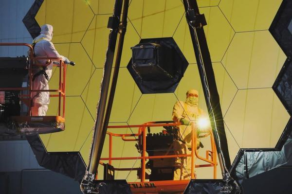 SpaceFacts101's tweet photo. Hubble 2.0 Completed - Set for 2018 Launch https://t.co/Yy7WIu4kWz https://t.co/7Mc3LG02Ha