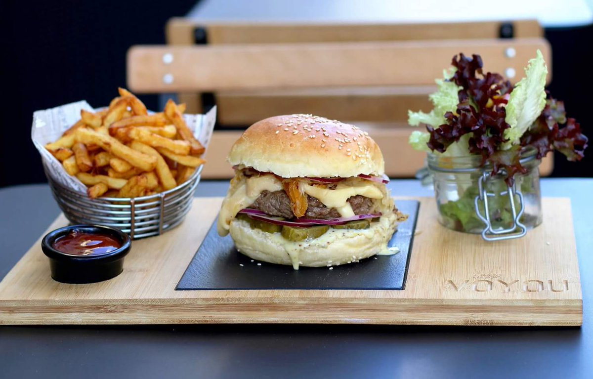 #BurgerOfTheWeek !
Steak charolais, Reblochon fermier, Fuseau Lorrain, choux, abricots secs, pickles, oignons rouges, moutarde à l'ancienne.