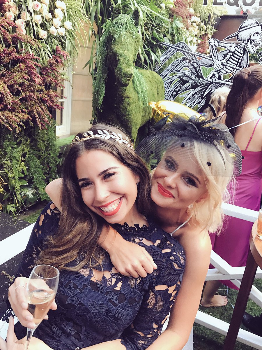 michaelaannakat's tweet photo. #MelbourneCup fun 🐎🏆 https://t.co/RH5AQRmd8N