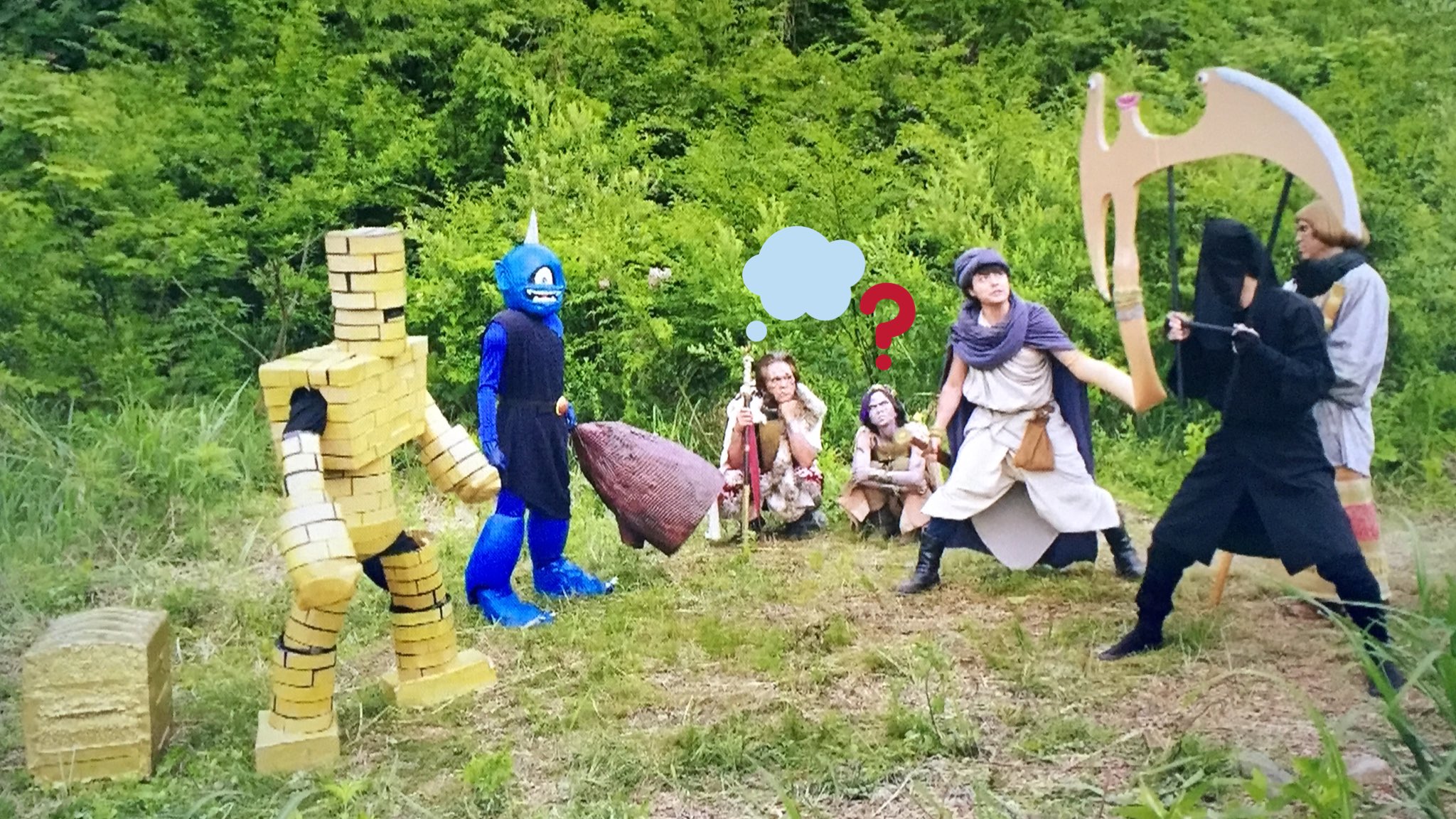 七 勇者ヨシヒコのブラボーカンパニー No 22 七 弐12 ダンボールの魔物と戦っているのは主に黒い人っ みんながポカンと眺める中ヨシヒコと息を合わせバトルを展開 勇者ヨシヒコと導かれし七人 ブラボーカンパニー をさがせ ゴーレム佐藤さんと