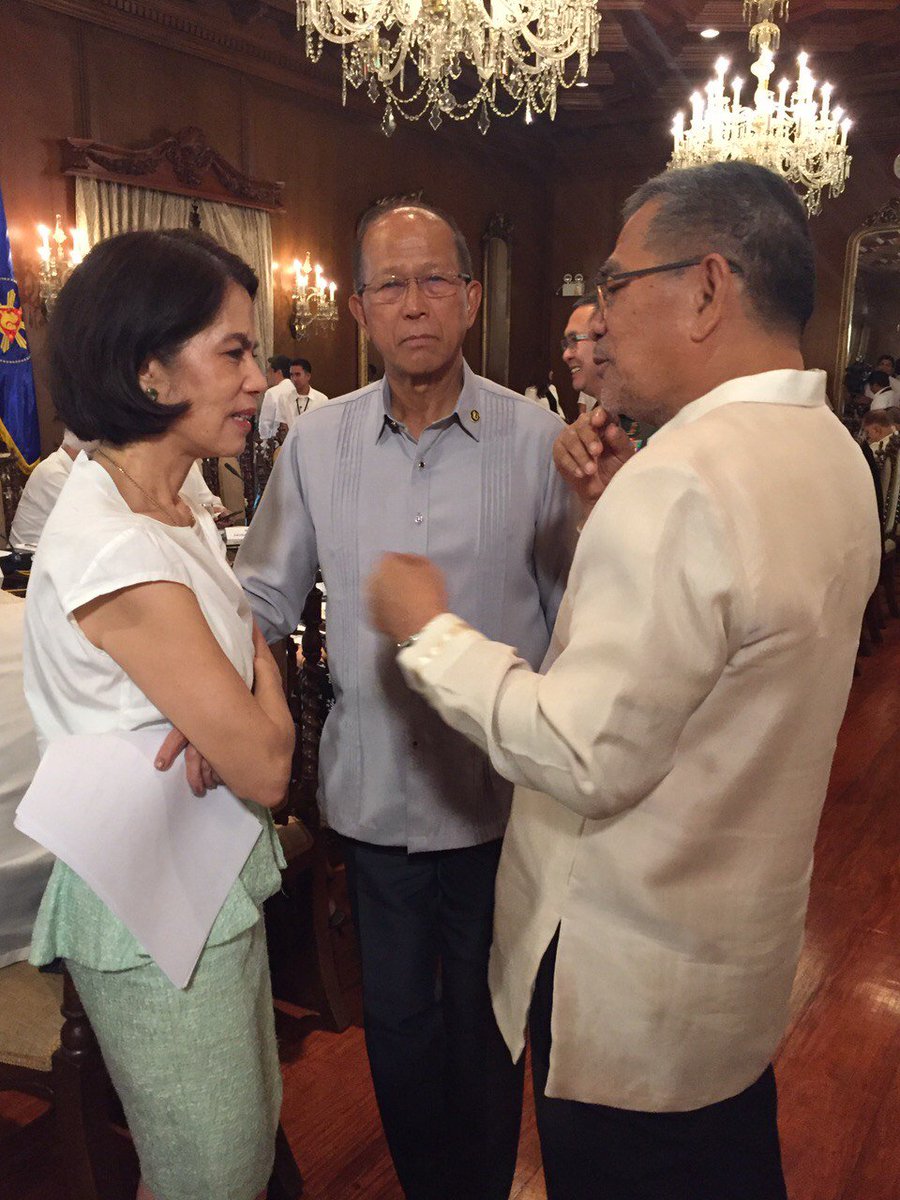 del_lorenzana's tweet photo. Huddle prior to today's Cabinet meeting. #PartnersForChange #OneDefenseTeam https://t.co/aKy6wTqyT0