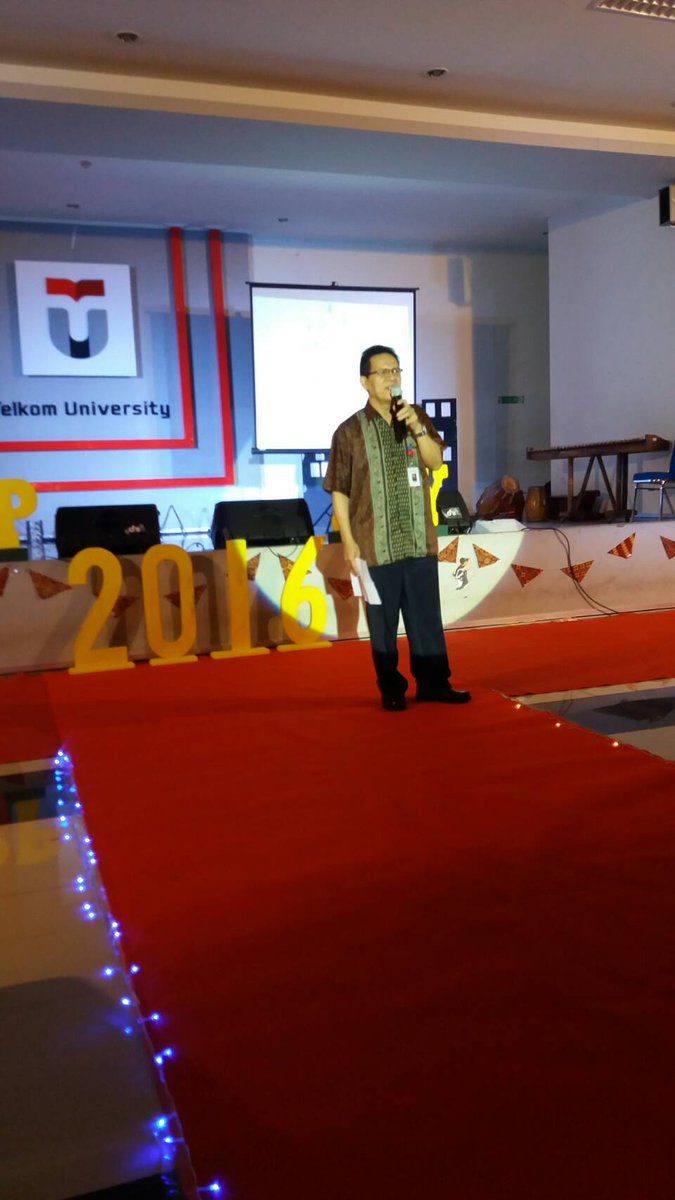 Pak Jafar, selaku Dekan Fakultas Komunikasi dan Bisnis, seperti biasa menyuntikkan semangatnya pada hadirin yang datang hari ini. Nuhun pak