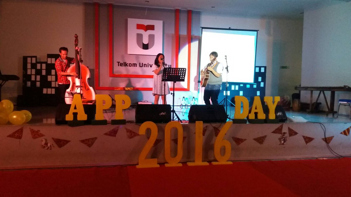 Penampilan keren dari dosen kece, pak Syarif cs. Seru banget😆