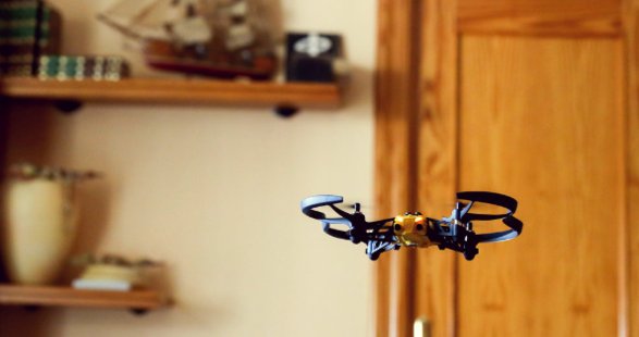 NoticoServices's tweet photo. Des drones autonomes à la maison pour assister les personnes âgées on @latelier https://t.co/GMedq83bvW https://t.co/JXDCDG7od0