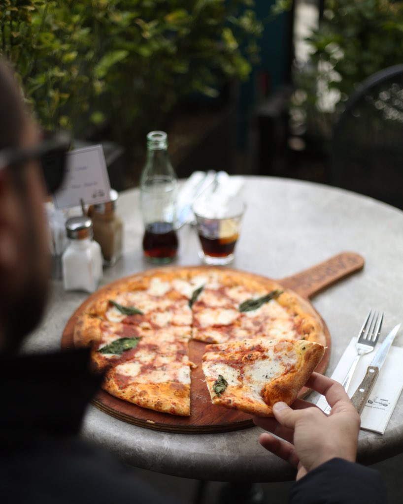 farosrestaurant's tweet photo. #Faros ta Pizza Margherita keyfi! İncecik leziz hamuru ile taş fırında çıtır çıtır bir pizzaya ne dersiniz? https://t.co/ELu2VPjXmM