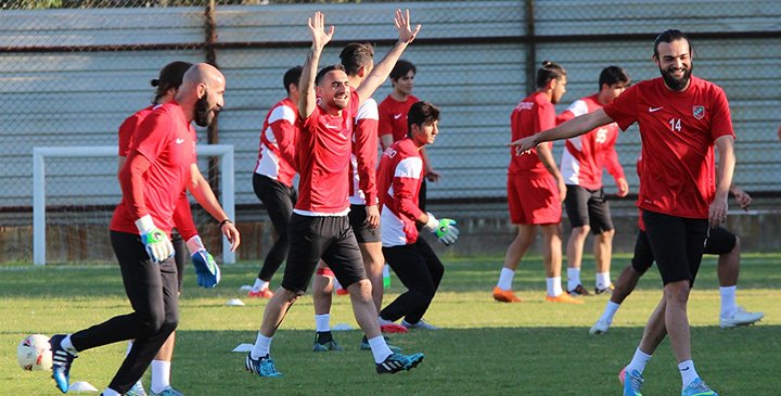 KARSIYAKADANCOM's tweet photo. Karşıyaka'da Kriz! Futbolcular İdmana Çıkmadı https://t.co/FEHtG7yPwZ https://t.co/EaMSvmfAbX