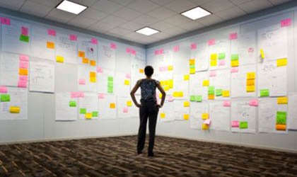 Aicinu skolās atļaut sienas izmantot kā darba virsmu - līmēt, zīmēt. Primārais ir funkcionalitāte, izskats pēc tam.  Foto: Manuscrapped