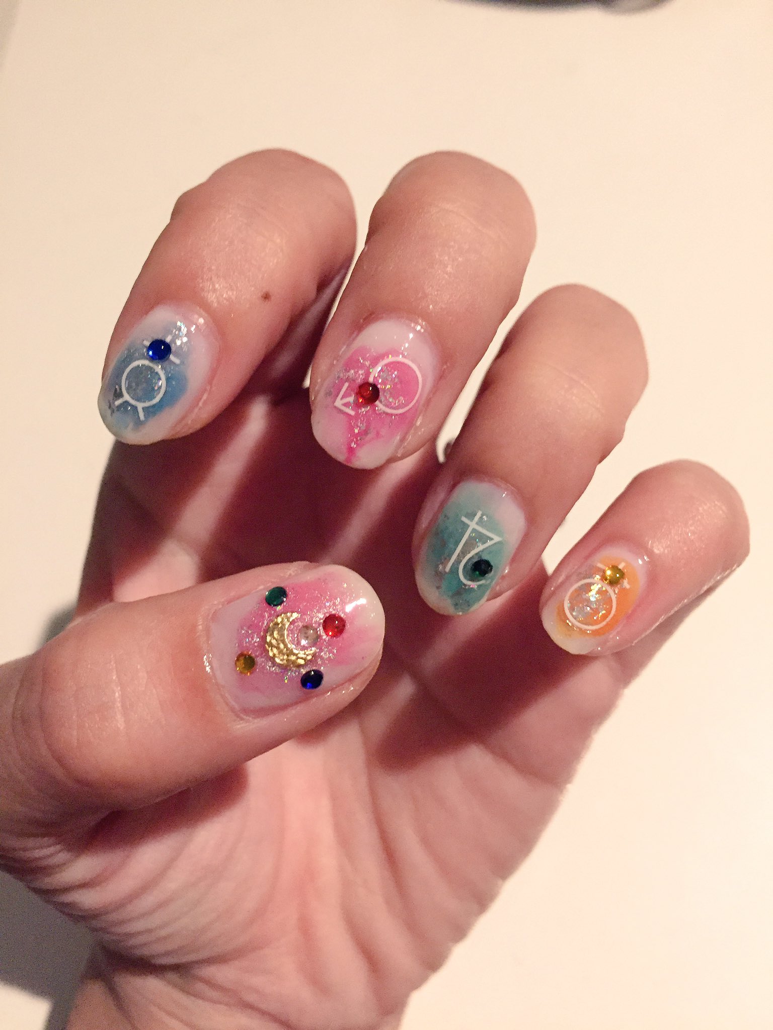 ふぁびぃ ๑ ๑ しずくネイルシール を使ってセーラームーンネイル ずっとやりたくて ついに出来たー ちょっと失敗したけど満足 O O インスタはもうちょっと晴れの日に撮り直そう 笑 セーラームーンネイル 100均ネイル T Co