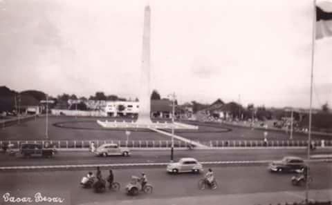 Jalan Passar Besar atau sekarang jalan Pahlawan dan Tugu Pahlawan, Surabaya tahun 1958. #STD