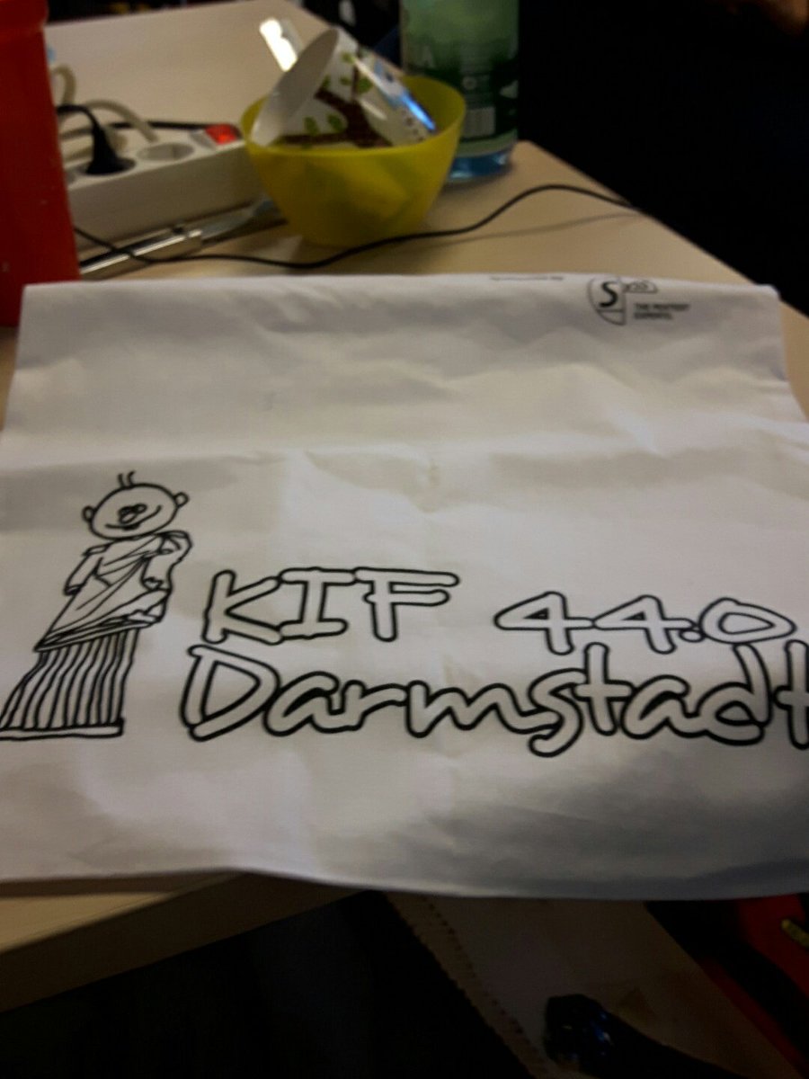 kif440's tweet photo. Tüten der #kif440 können ab sofort bei nana im KIF Café abgeholt werden! #kif445 https://t.co/oDVCTSEqS8