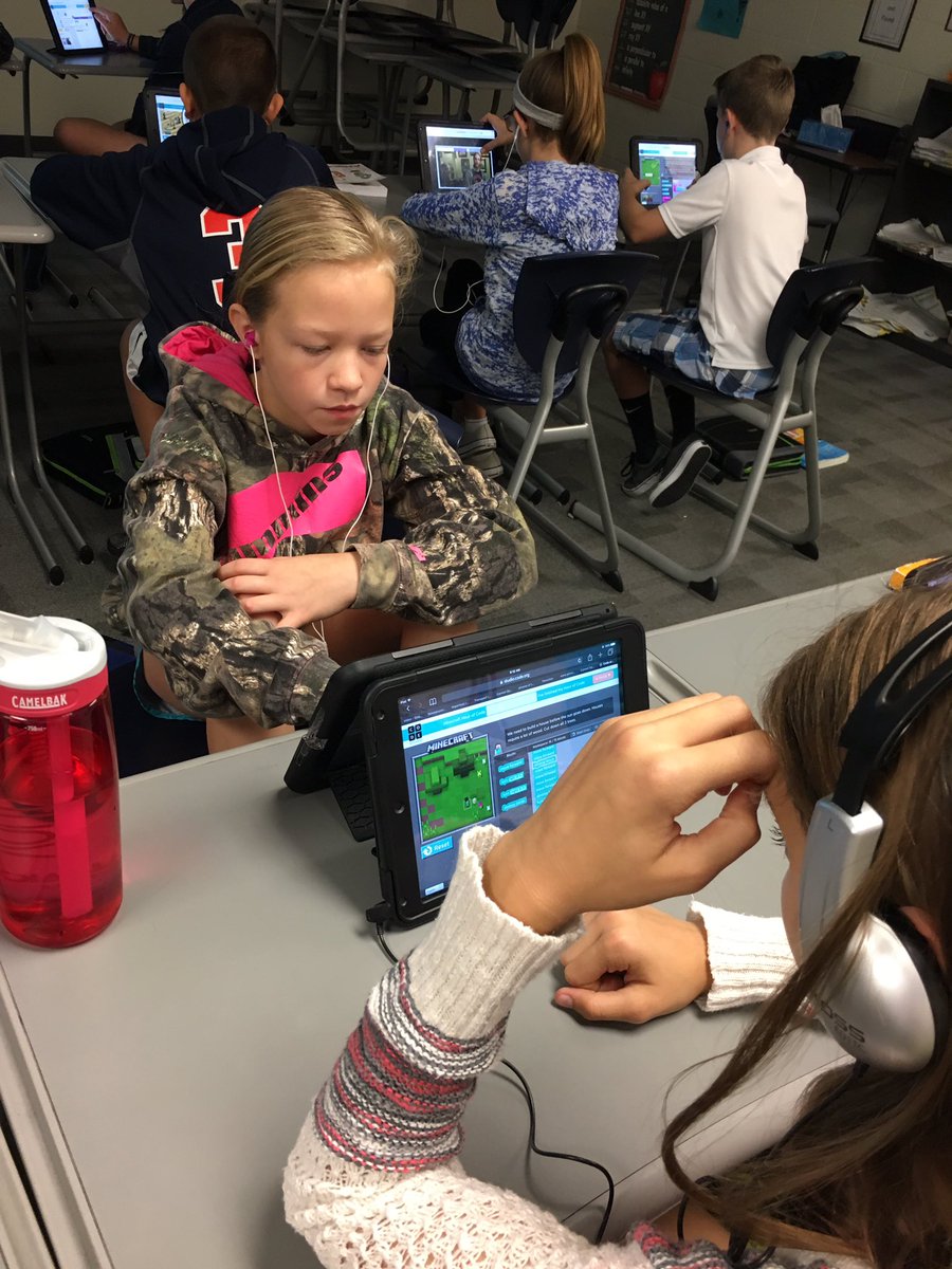 _PattySchroeder's tweet image. Students are so excited to be computer coding in class today! #StarWars #MineCraft #FlappyCode & #Frozen are favorites!