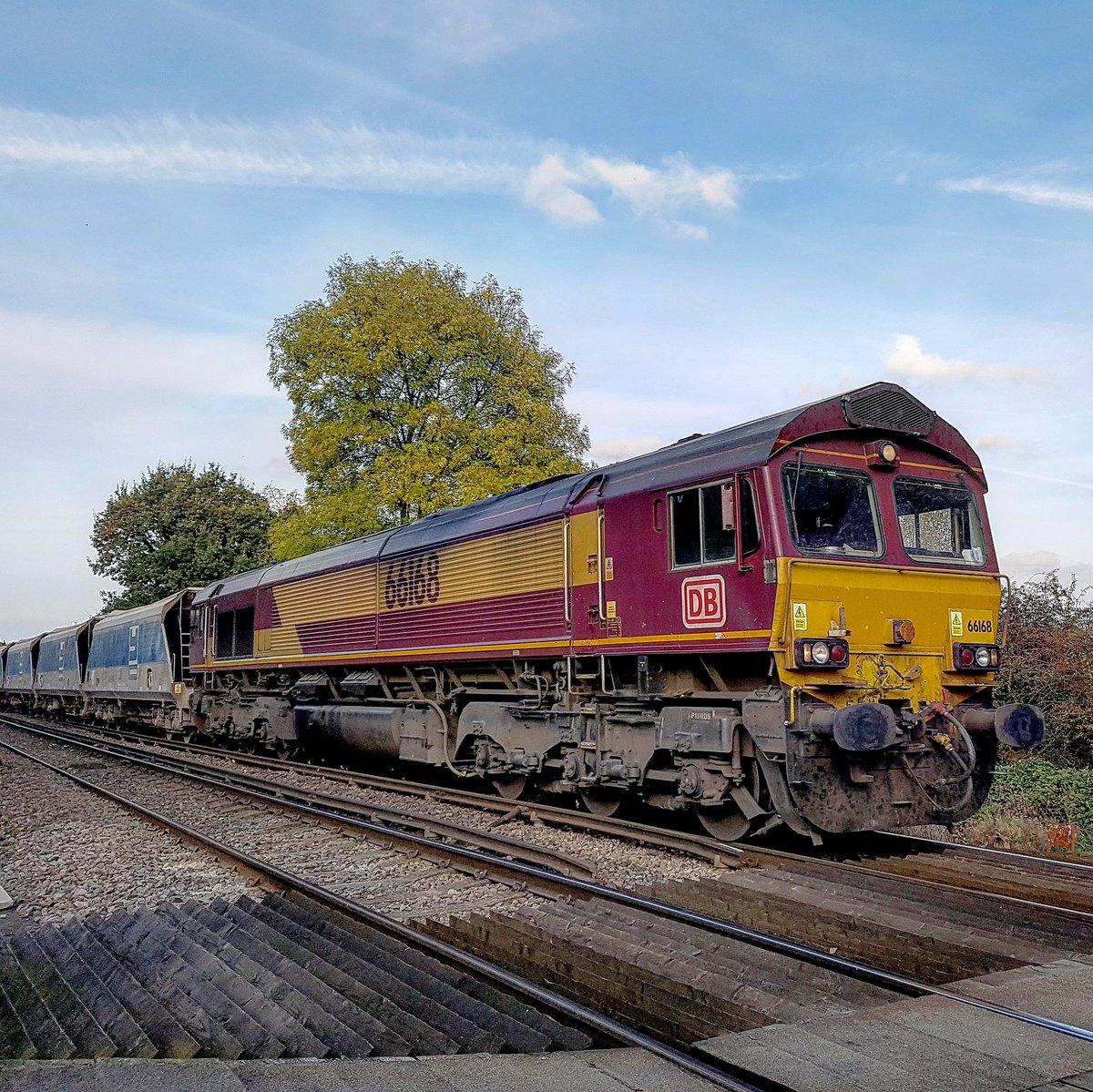 jayGills74's tweet photo. @MedFreightFan 66168 heading down line at Snodland with the 1127 Angerstein Wharf to Acton TC on 03/11/16 https://t.co/sJ9XuNwsUt